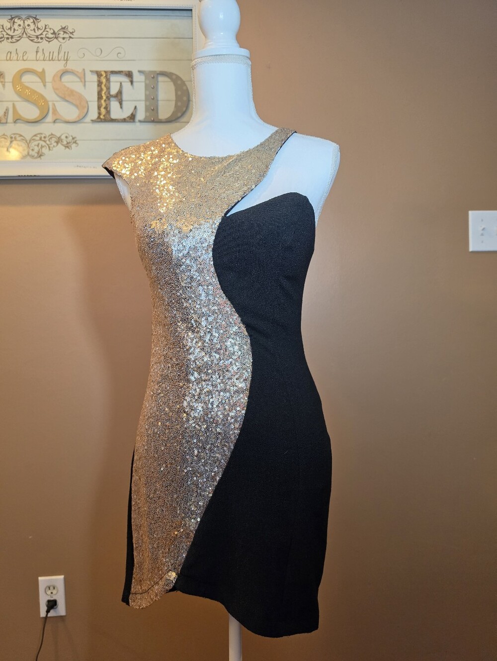 Jean Jail One-Shoulder Black & Gold Sequin Dress
